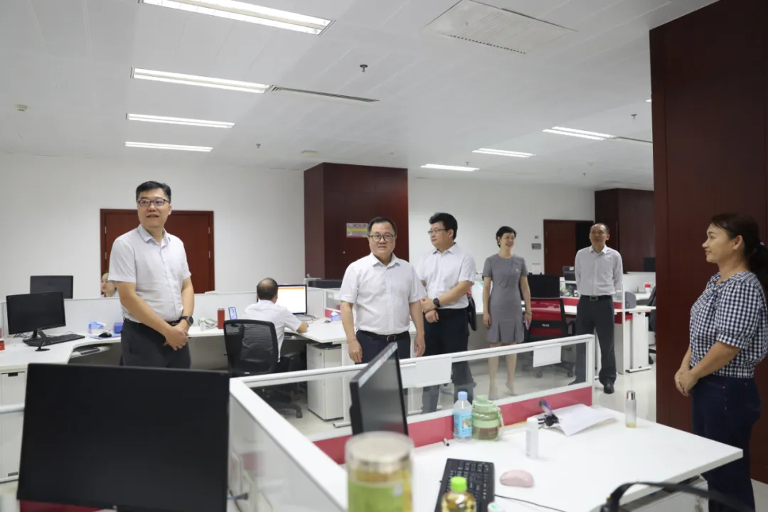 海南農(nóng)商銀行總行領(lǐng)導(dǎo)開展臺(tái)風(fēng)“摩羯”災(zāi)后慰問(wèn)工作