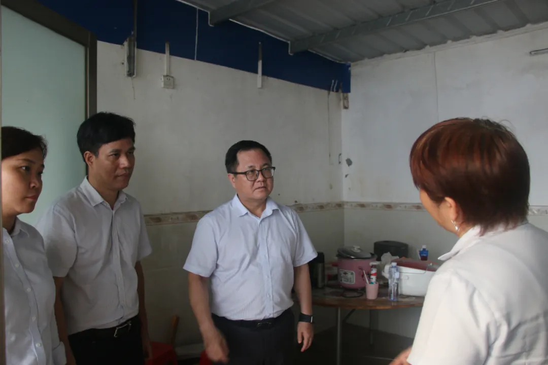 李曉剛一行赴文昌支行調(diào)研深入受災(zāi)企業(yè)走訪