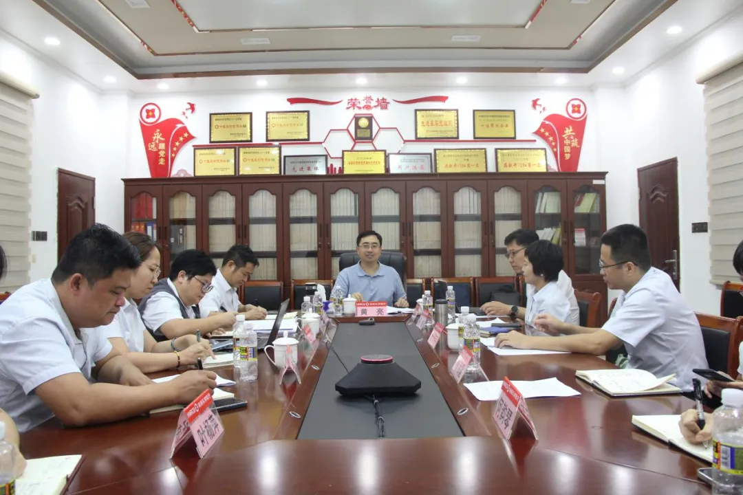 黃亮一行到陵水支行調(diào)研