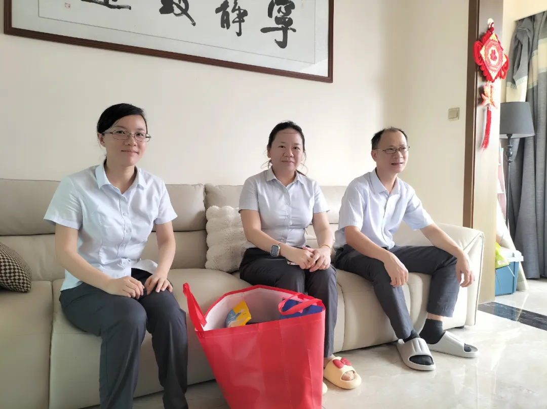 海南農(nóng)商銀行組織開(kāi)展駐村工作隊(duì)員家屬慰問(wèn)活動(dòng)