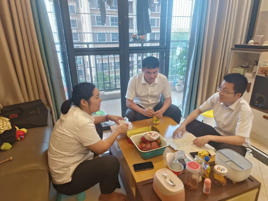 海南農(nóng)商銀行組織開(kāi)展駐村工作隊(duì)員家屬慰問(wèn)活動(dòng)