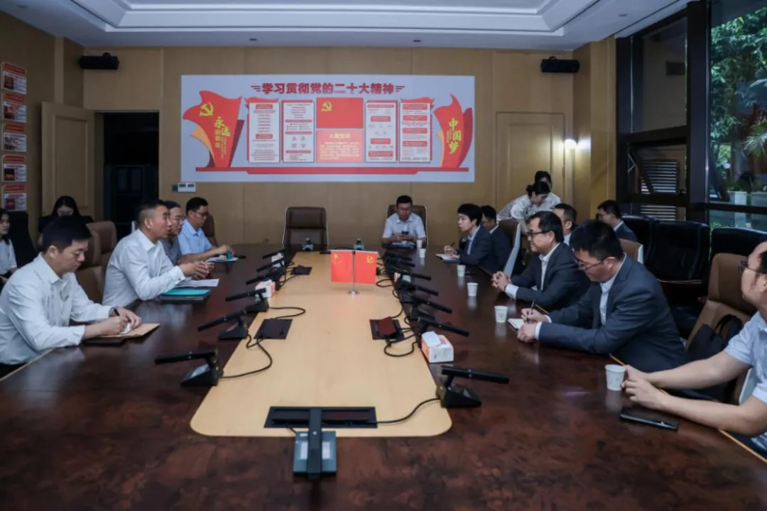 李曉剛到瓊海支行調(diào)研走訪受災(zāi)網(wǎng)點(diǎn)及企業(yè)