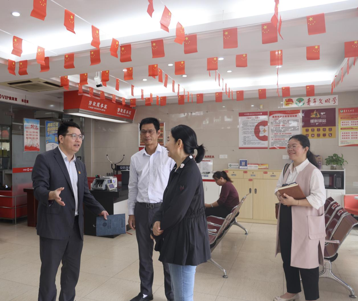 司亞杰到昌江支行調(diào)研