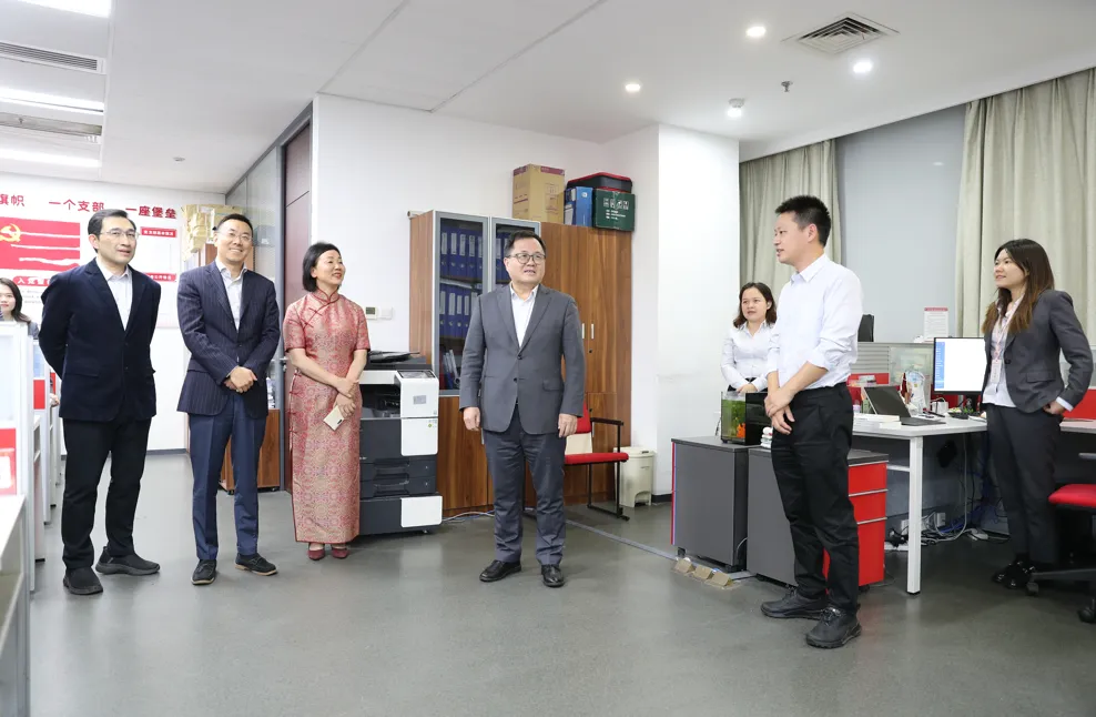 海南農(nóng)商銀行總行領(lǐng)導(dǎo)看望慰問年終決算一線的干部員工