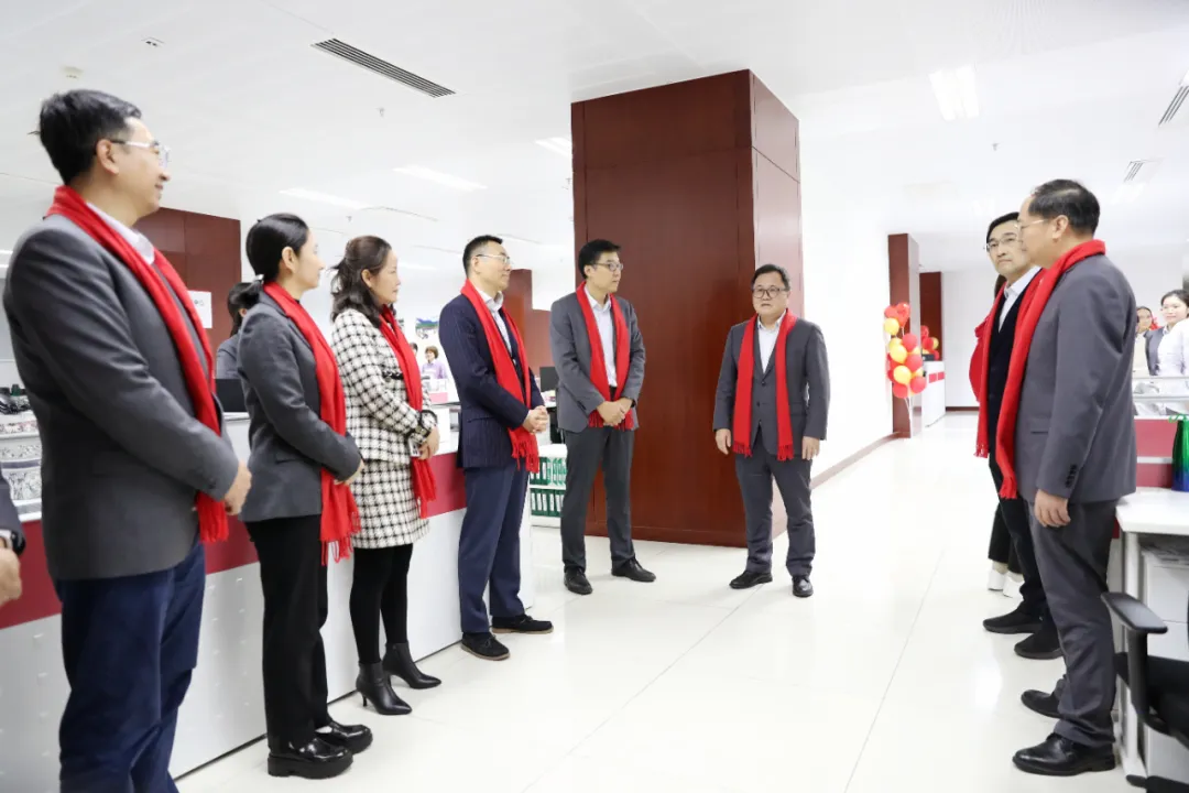 海南農(nóng)商銀行總行領(lǐng)導(dǎo)看望慰問年終決算一線的干部員工