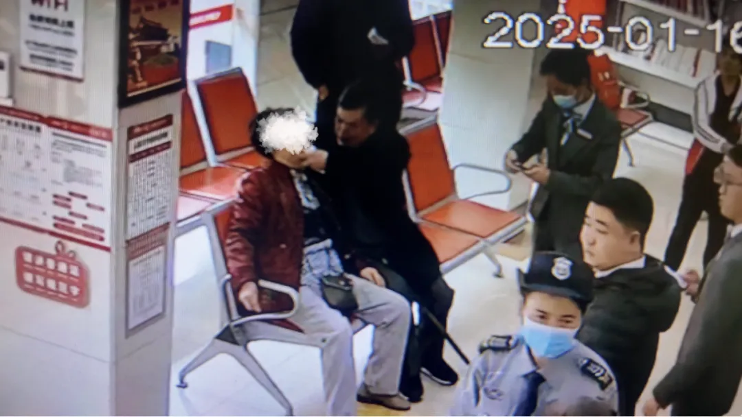 瓊中支行上演“教科書(shū)式”暖心救援~