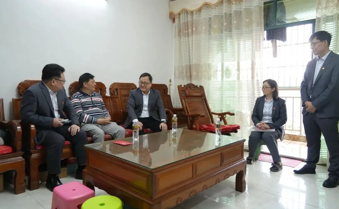 李曉剛赴?？谥形繂柾诵堇宵h員老干部