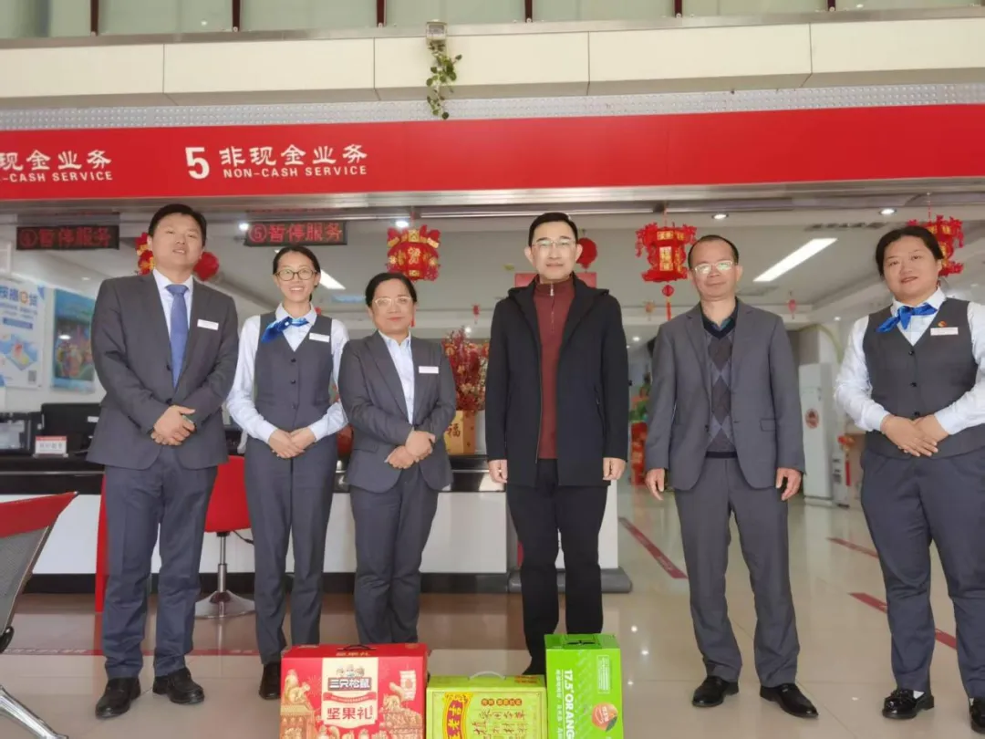 大年初一，海南農(nóng)商銀行總行領(lǐng)導班子走訪慰問基層網(wǎng)點