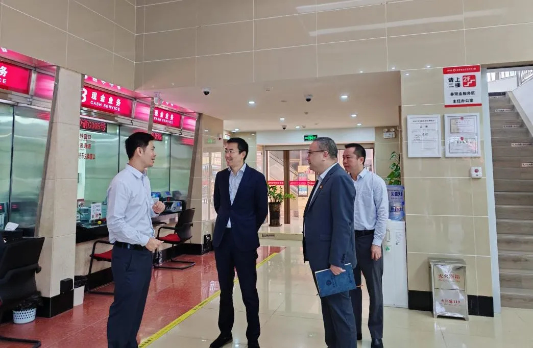 陳維赴海南農(nóng)商銀行樂東支行調(diào)研慰問