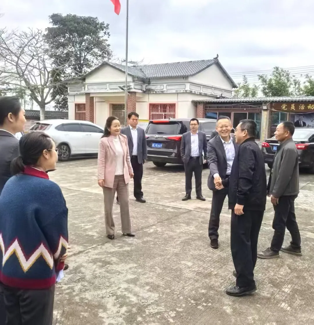 鄒燕玲赴瓊海支行調(diào)研并深入客戶一線走訪