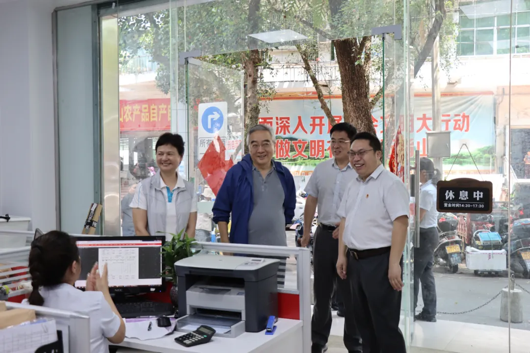 海南農(nóng)商銀行獨(dú)立董事赴五指山、樂東支行調(diào)研