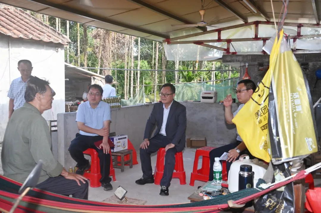 李曉剛帶隊赴瓊中支行調(diào)研