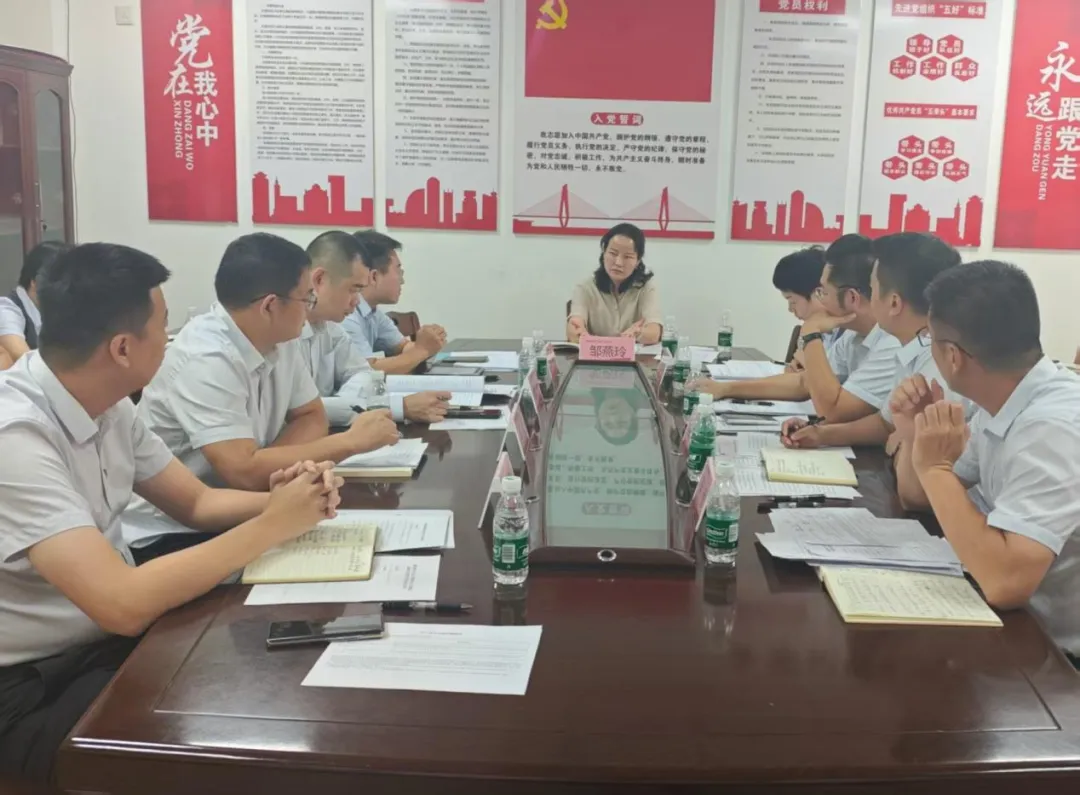 鄒燕玲到保亭支行調(diào)研走訪