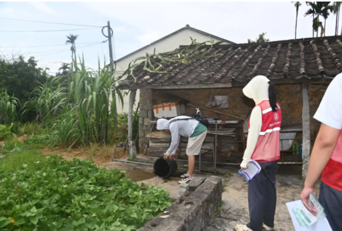 瓊中支行志愿行動(dòng)進(jìn)嶺門 “兩熱防控”暖民心 瓊中支行志愿行動(dòng)進(jìn)嶺門 “兩熱防控”暖民心