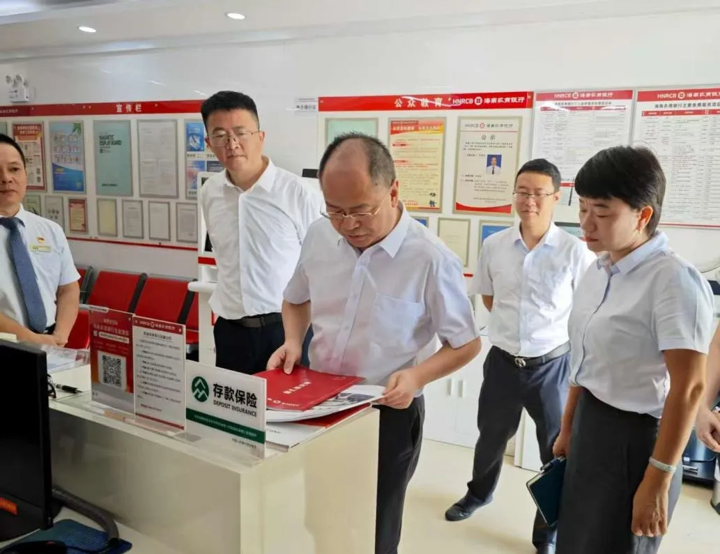 馮浩昆到陵水支行調(diào)研
