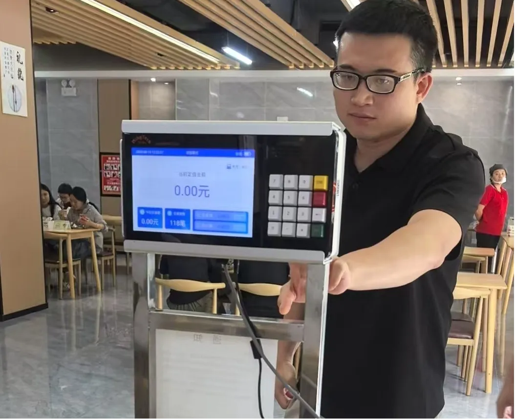 刷臉就餐！白沙支行解鎖社?？ǚ招聢鼍? title=