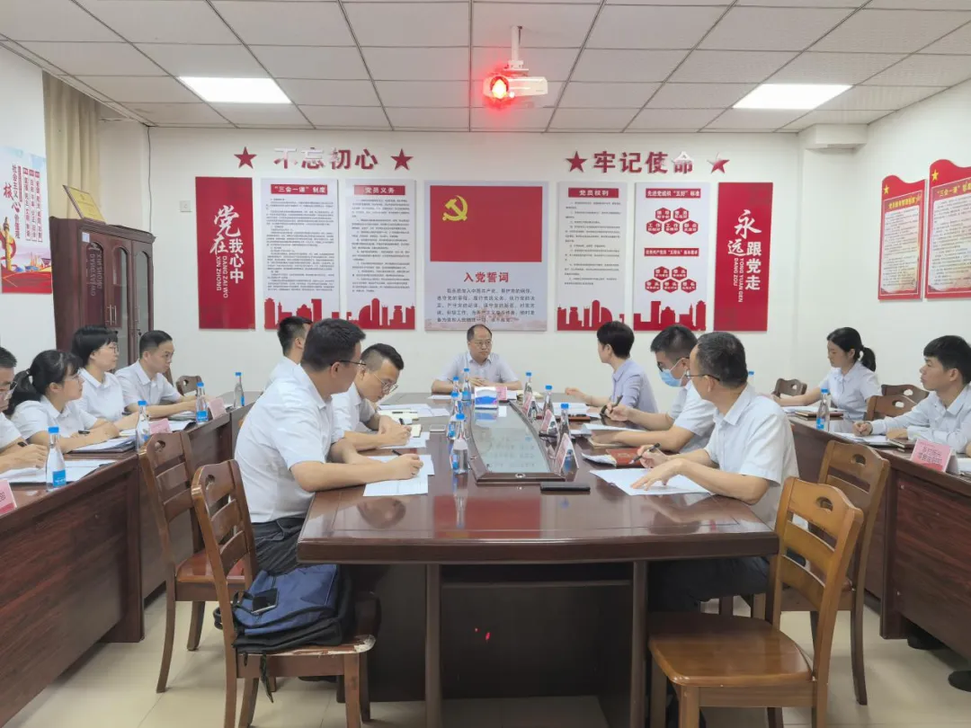 馮浩昆到保亭支行調(diào)研