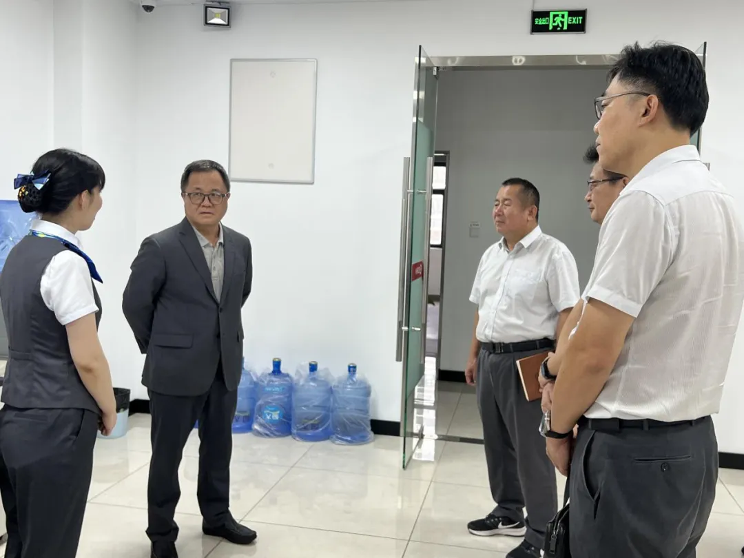 李曉剛到?？谥姓{(diào)研指導(dǎo)