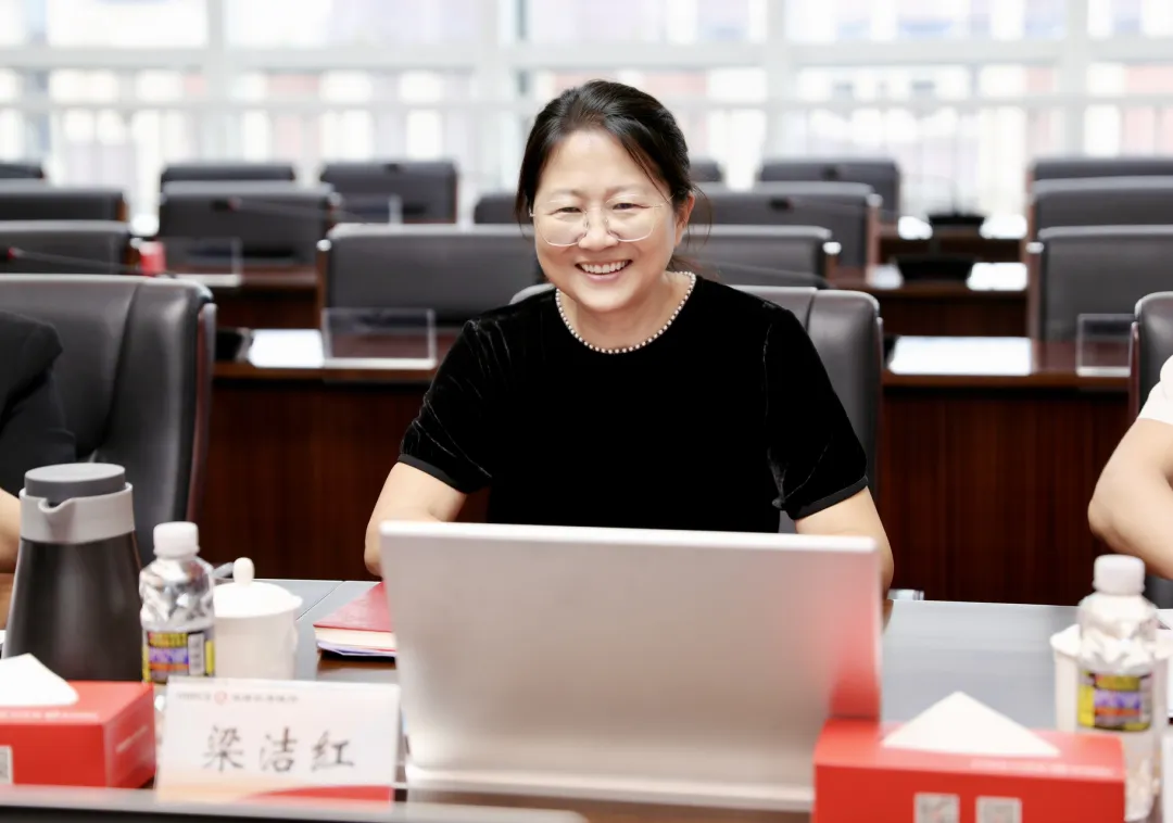 梁潔紅到海南農(nóng)商銀行調(diào)研指導(dǎo)工作