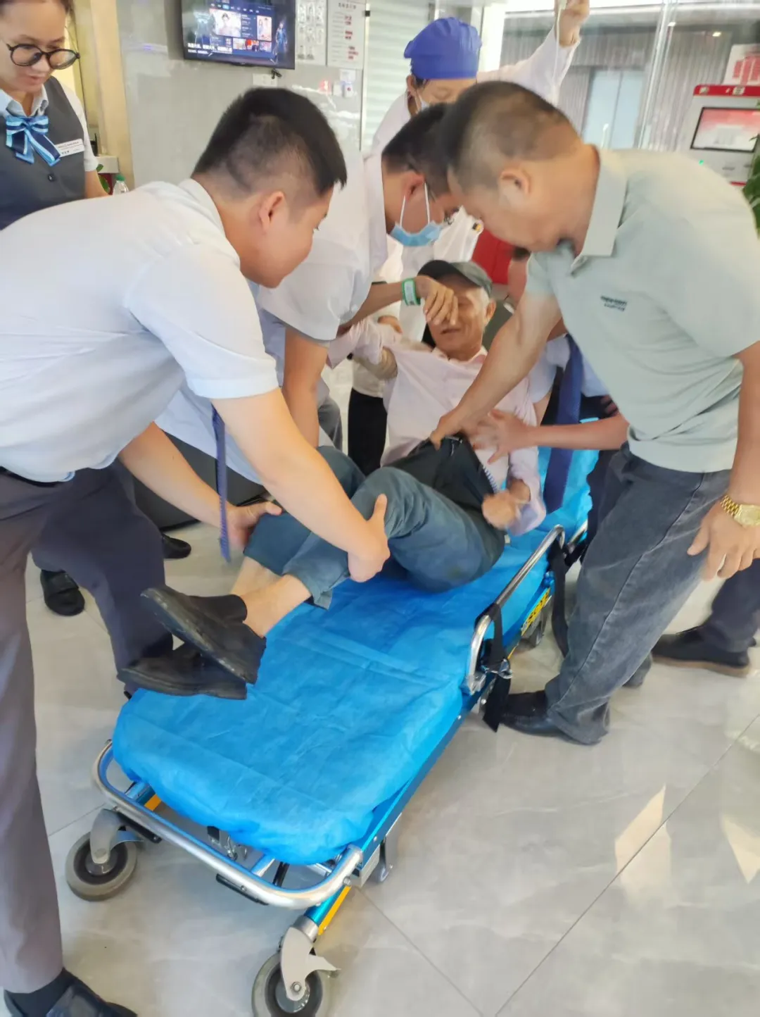 雨中緊急救援！瓊海樂城支行暖心守護(hù)暈倒老人