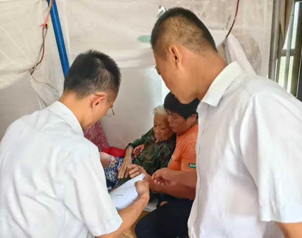 瓊海博鰲支行上門服務(wù)，為患病老人打通就醫(yī)報(bào)銷路