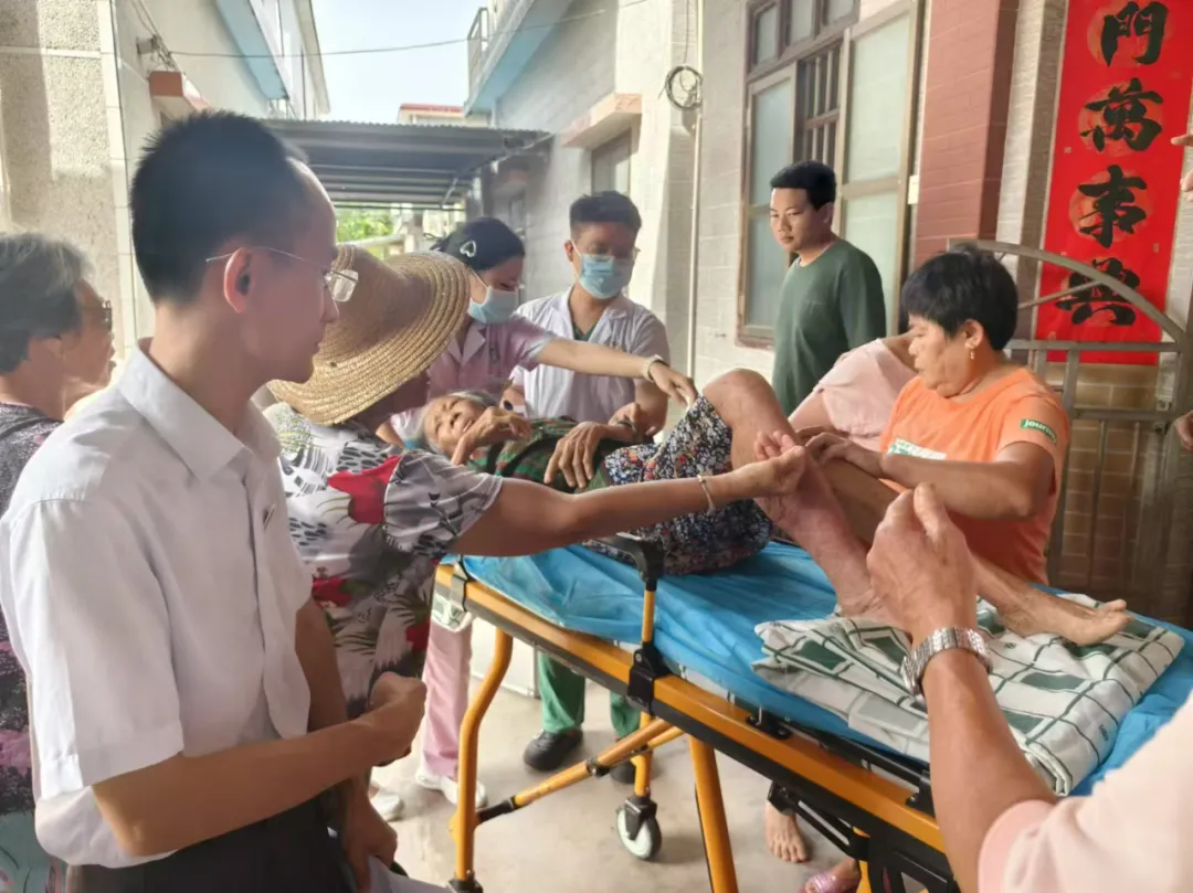 瓊海博鰲支行上門服務(wù)，為患病老人打通就醫(yī)報(bào)銷路