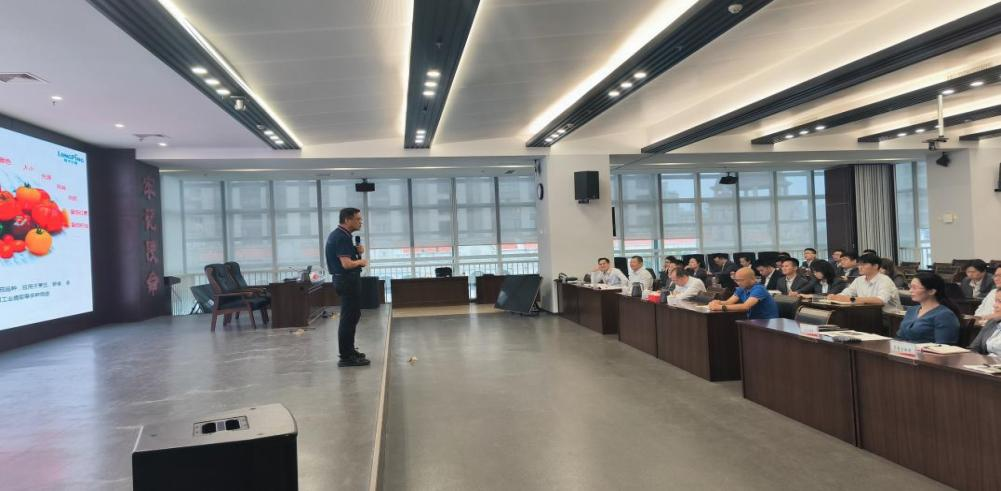 海南農(nóng)商銀行舉辦“南繁種業(yè)”產(chǎn)業(yè)鏈解析講座
