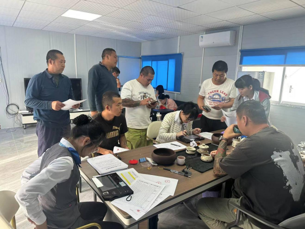 樂東支行把“移動柜臺”搬進工地