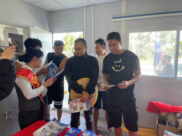 樂東支行把“移動柜臺”搬進工地