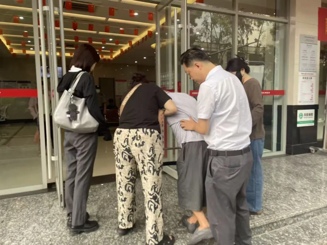 海南農(nóng)商銀行五指山中心市場(chǎng)支行：暖心服務(wù)護(hù)夕陽(yáng)，適老舉措顯擔(dān)當(dāng)