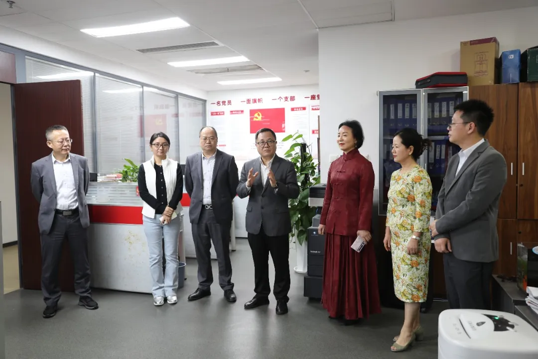 海南農(nóng)商銀行黨委班子成員走訪慰問(wèn)年終決算一線員工