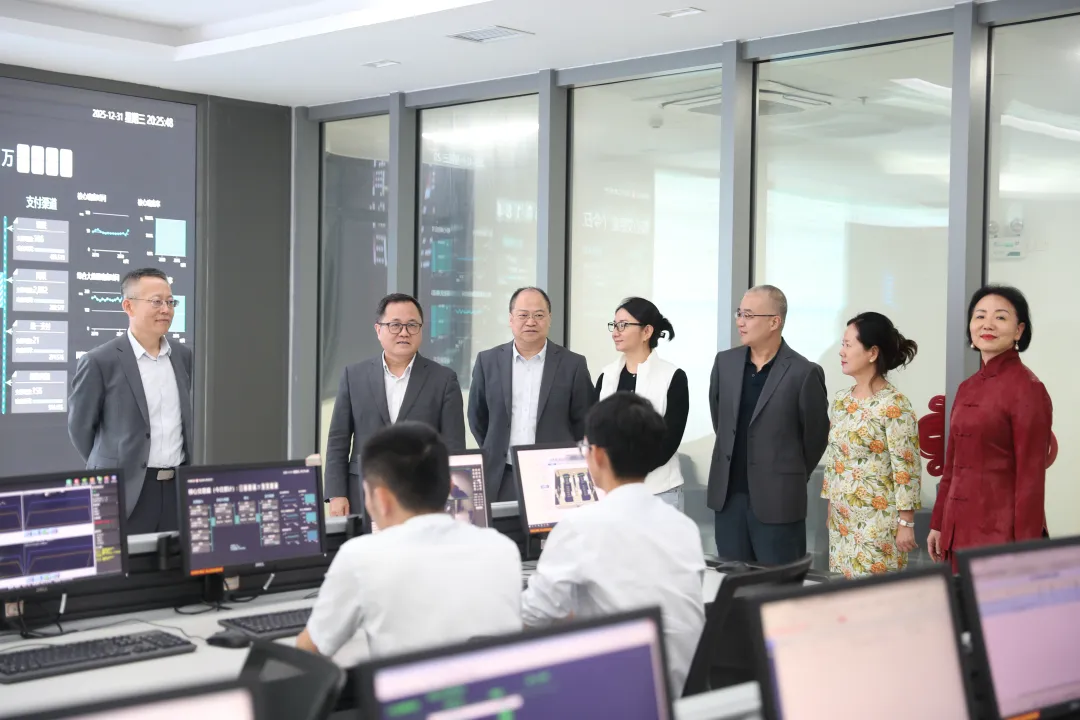 海南農(nóng)商銀行黨委班子成員走訪慰問(wèn)年終決算一線員工