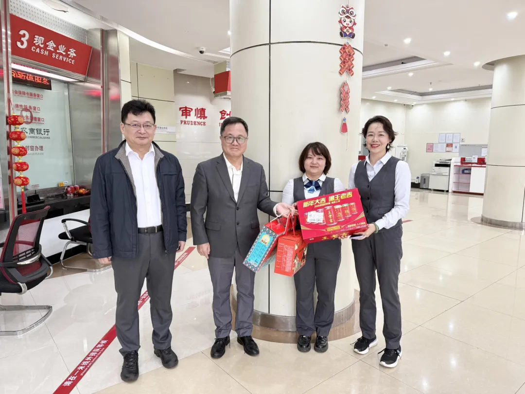 李曉剛大年初一看望慰問堅守崗位的一線員工