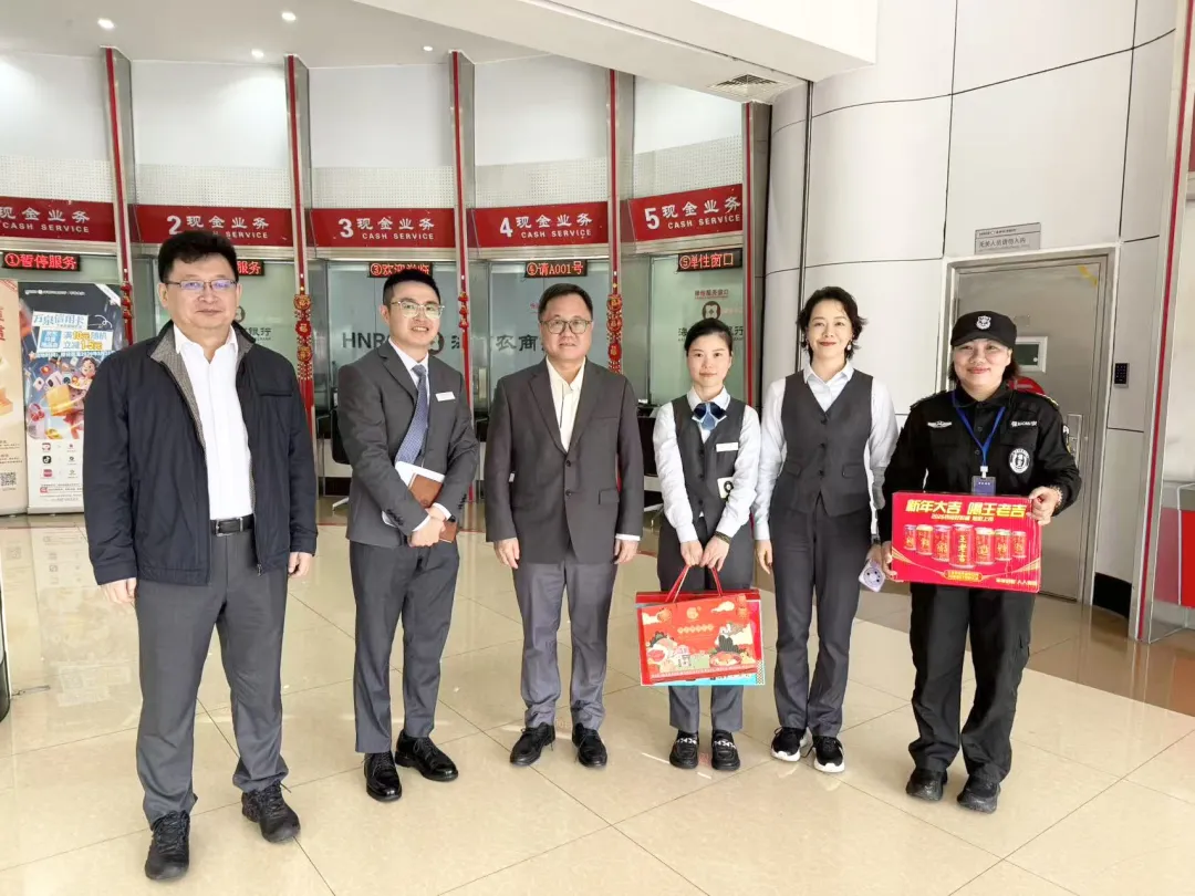 李曉剛大年初一看望慰問堅守崗位的一線員工