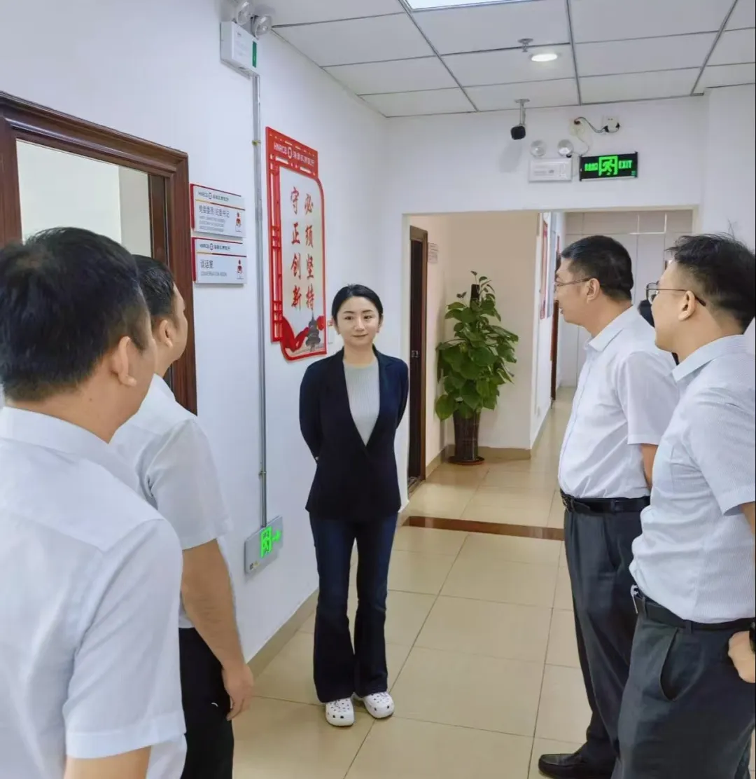 司亞杰到萬寧、瓊海支行調研隊伍作風建設及以案促改工作