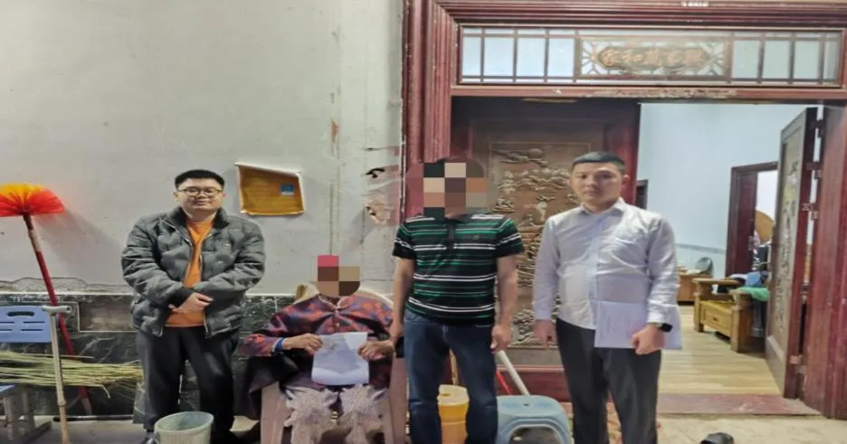 瓊中吊羅山支行主動(dòng)上門解高齡客戶燃眉之急 瓊中吊羅山支行主動(dòng)上門解高齡客戶燃眉之急