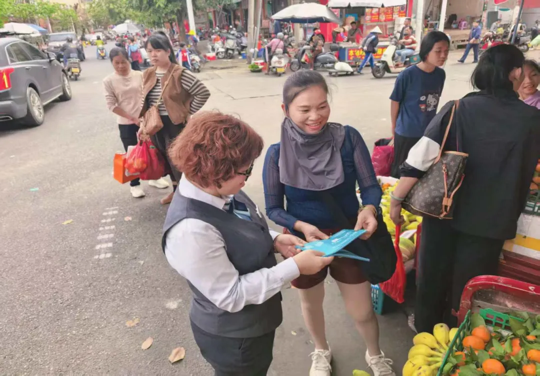 “小零錢”服務(wù)大民生 儋州解放支行為紅旗市場商圈送上“零錢包”便民服務(wù)